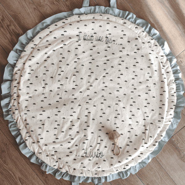 tapis d'éveil rond bleu, de petits fils et de coton