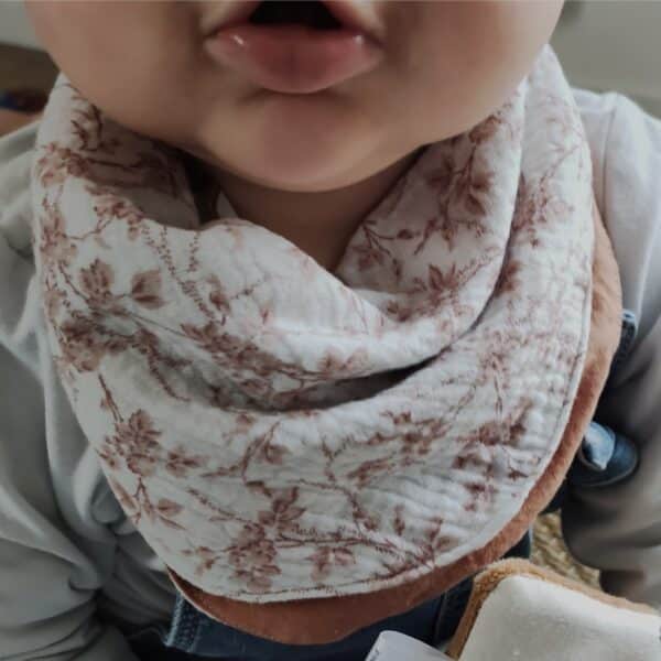 foulard bavoir fleuri, de petits fils et de coton