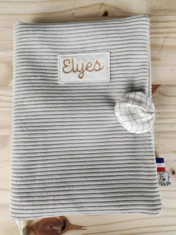 le protège carnet de santé beige, de petit fils et de coton