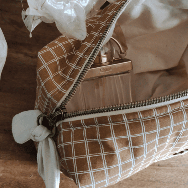 trousse de toilette à carreaux, de petits fils et de coton