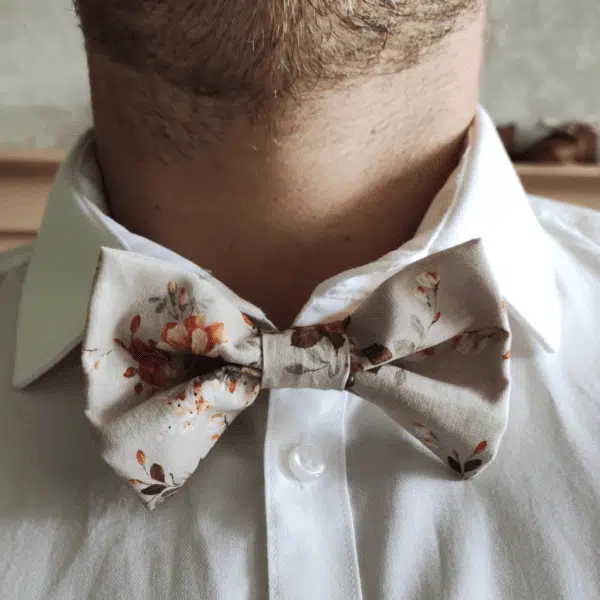 nœud papillon fleuri sur fond beige, taille adulte et enfant, réglable, noué, de petits fils et de coton