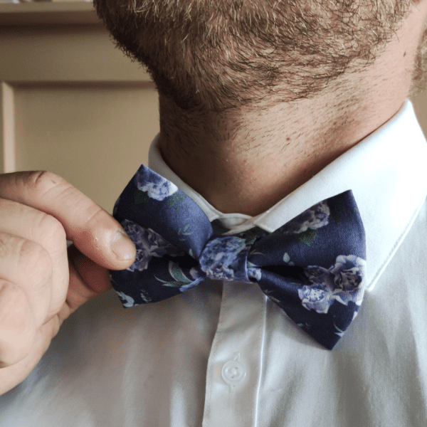 nœud papillon de cérémonie bleu, de petits fils et de coton