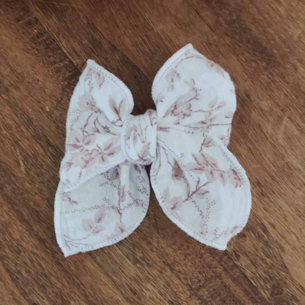Barrette noeud ruban romance fleurie
