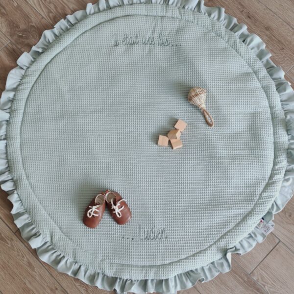le tapis d'éveil rond bleu, de petits fils et de coton