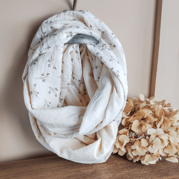 écharpe d'allaitement fleurie et plumetis personnalisable, de petits fils et de coton