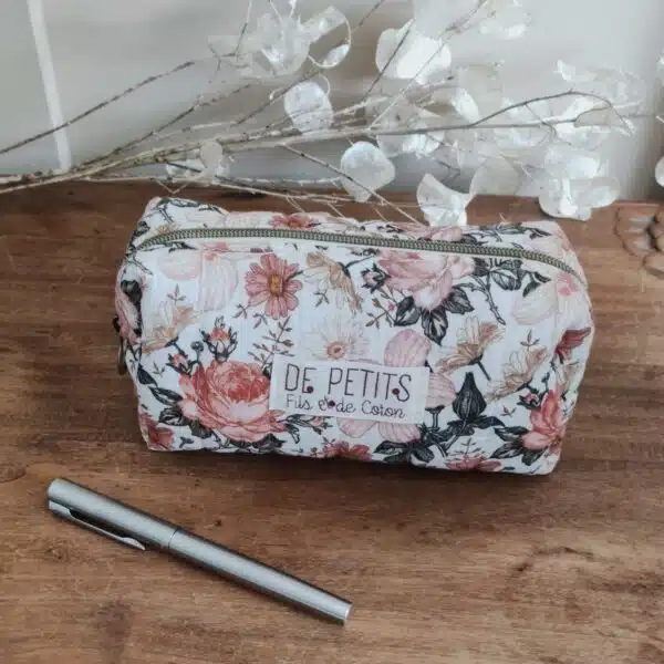 petite trousse fleurie, de petits fils et de coton
