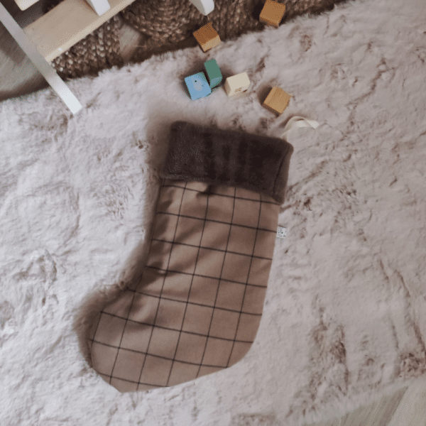 La botte de Noël personnalisée, beige à carreaux, fourrure marron, de petits fils et de coton