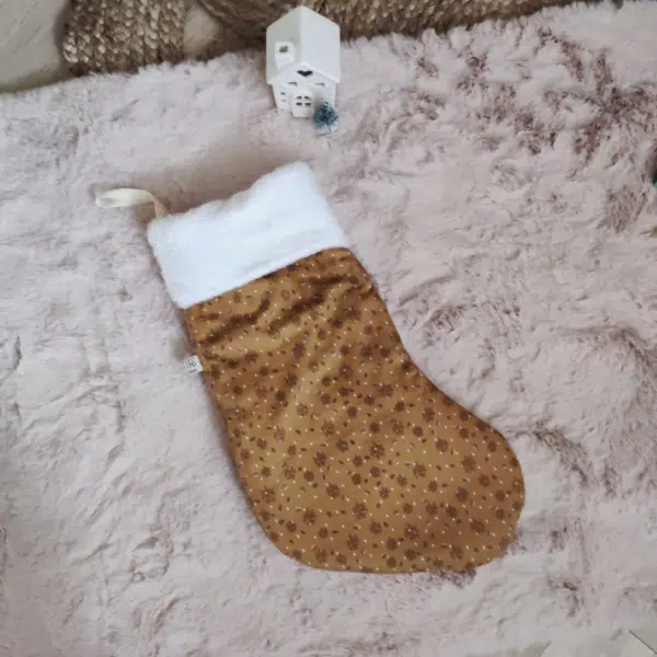 la chaussette de noël, beige à motifs feuilles et points blanc, fourrure blanche, de petits fils et de coton