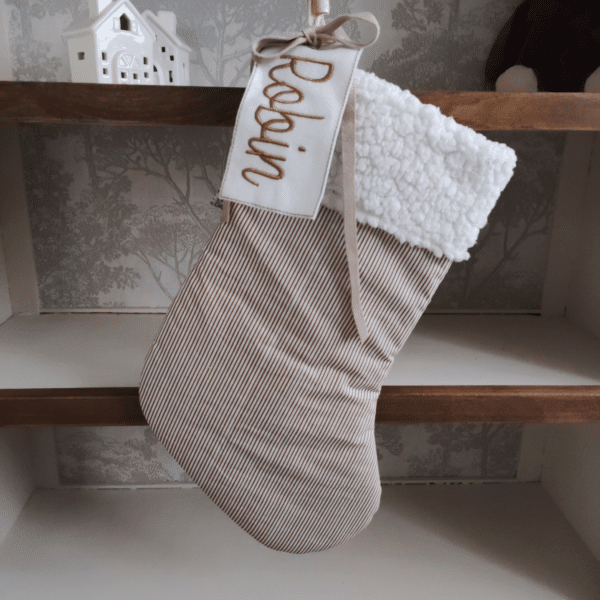 La chaussette de Noël rayée blanc et ocre, sherpa blanc , de petits fils et de coton