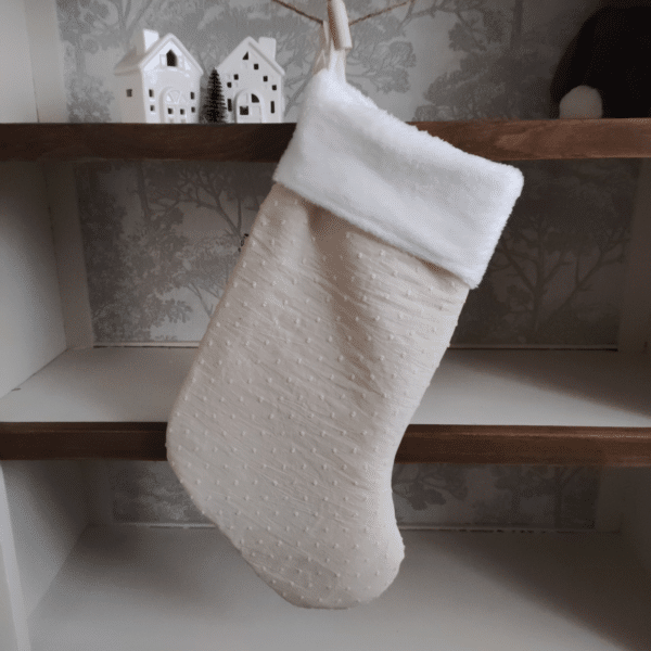 La chaussette de Noël blanche, en double gaze écru à pois et fourrure blanche, de petits fils et de coton