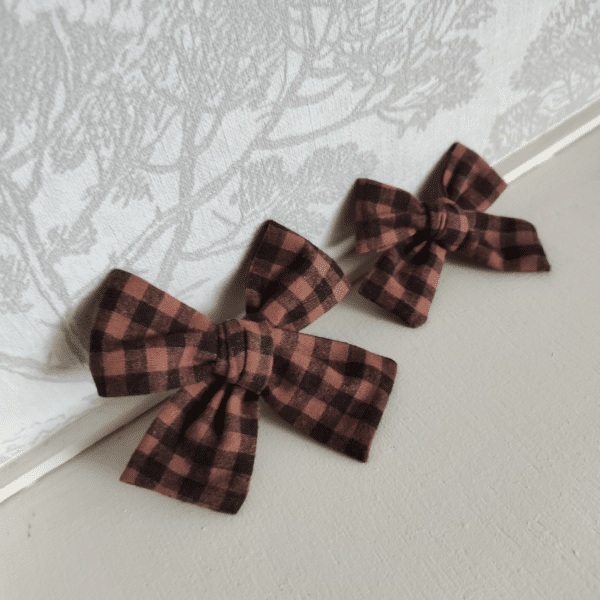barrette noeud à carreaux, en deux tailles et deux coloris, de petits fils et de coton