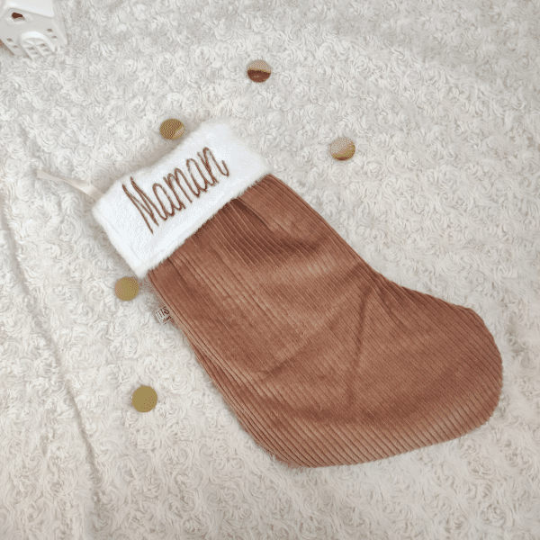 chaussette de noël brodée Maman en velours marron clair et fourrure blanche