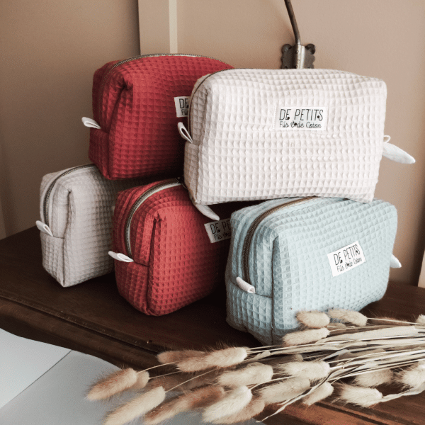 la trousse de toilette en nid d'abeille, couleur écru, lin, vert d'eau, framboise et rouille, de petits fils et de coton
