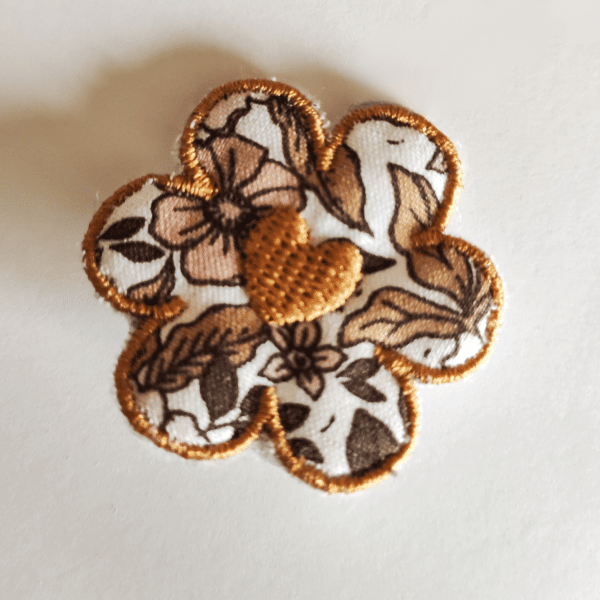 broche fleur pour cadeau maitresse, nounou, ATSEM, de petits fils et de coton