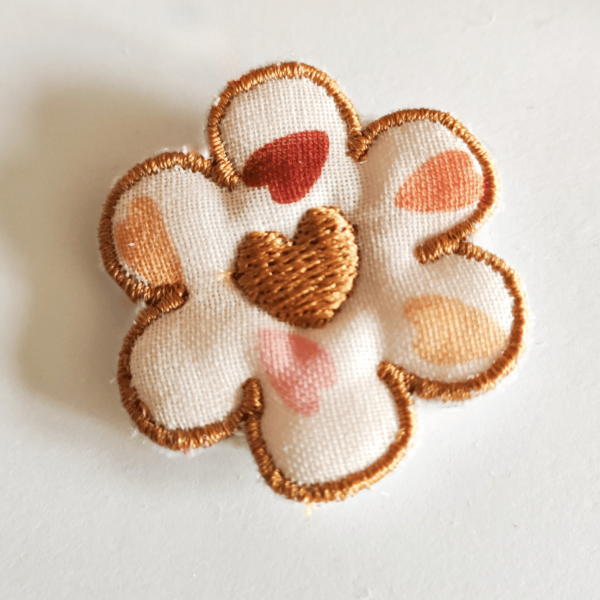 broche fleur pour cadeau maitresse, nounou, ATSEM, de petits fils et de coton