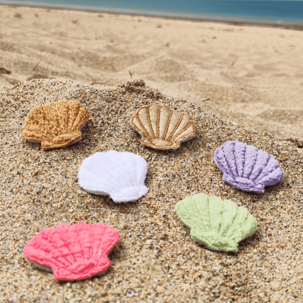 broche coquillage, en tissu éponge ou doré, la touche élégante de l'été, de petits fils et de coton