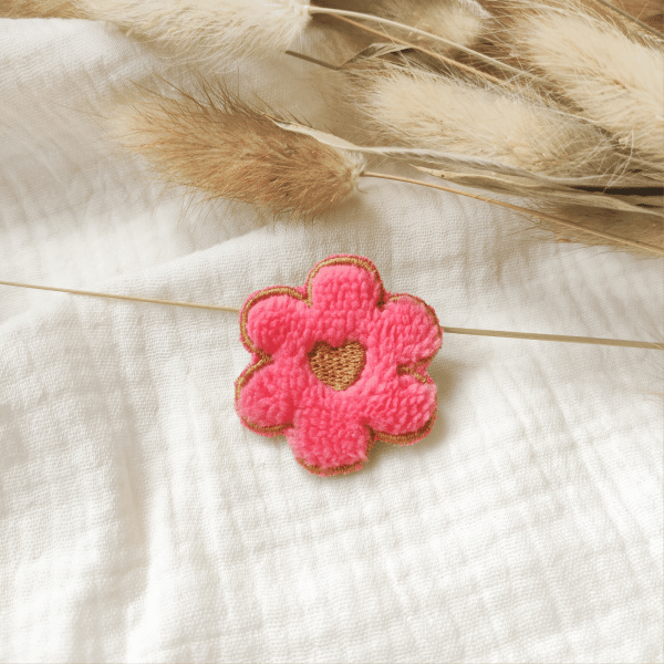 broche fleur en éponge corail, de petits fils et de coton