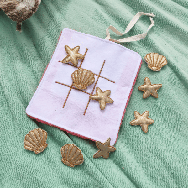 jeu en tissu de morpions, thème plage, pour s'occuper en famille, de petits fils et de coton