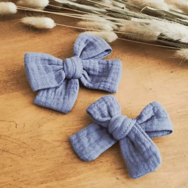 barrette noeud bleu, de petits fils et de coton