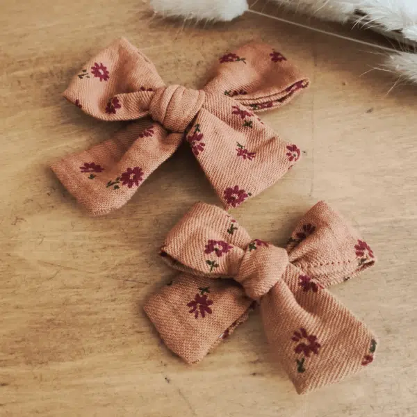 barrette noeud camel fleurs , de petits fils et de coton