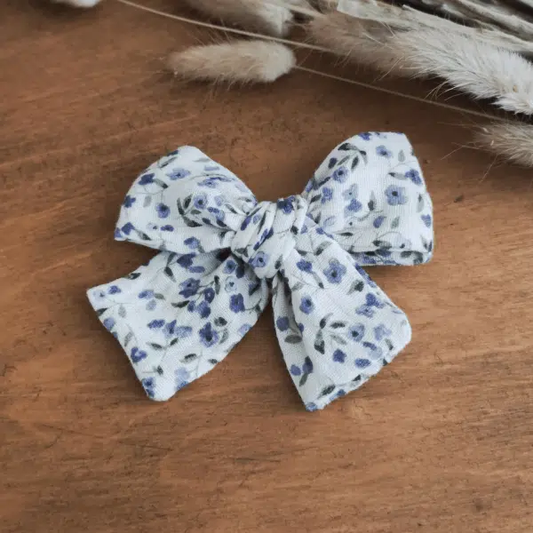barrette noeud fleurs bleues, de petits fils et de coton