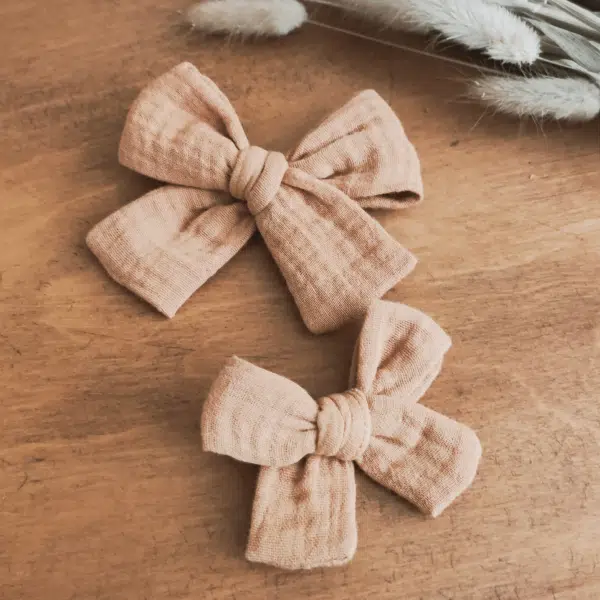 barrette noeud ocre, de petits fils et de coton