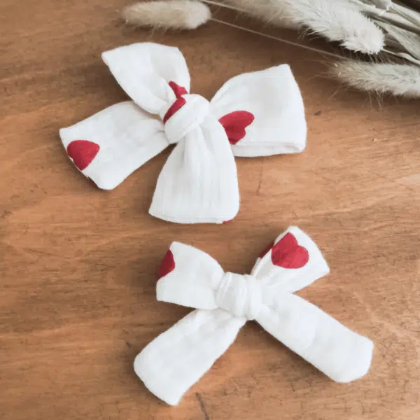 barrette noeud petits coeurs, de petits fils et de coton