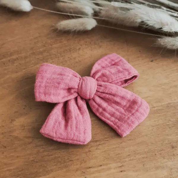 barrette noeud rose, de petits fils et de coton
