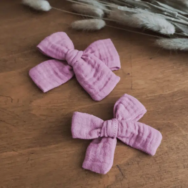 barrette noeud vieux rose, de petits fils et de coton