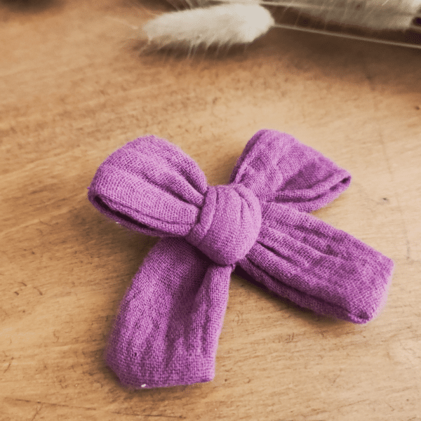 barrette noeud violet, de petits fils et de coton