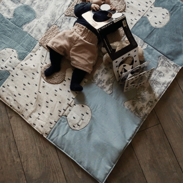tapis d'éveil pliable bleu avec différentes textures, grand format, transportable, de petits fils et de coton