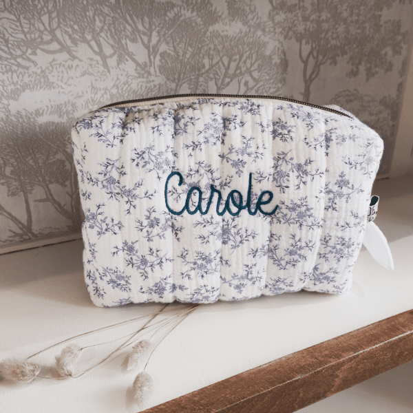 trousse de toilette matelassée fleurs bleues en gaze de coton, permet de transporter nécessaires de toilette, personnalisable avec une broderie