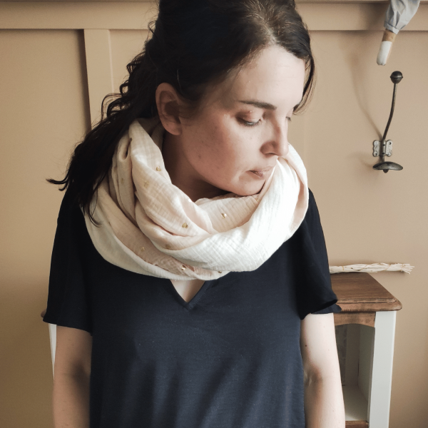 écharpe d'allaitement coeurs dorés écru, accessoire personnalisé pour que les mamans puissent allaiter leur bébé partout, de petits fils et de coton