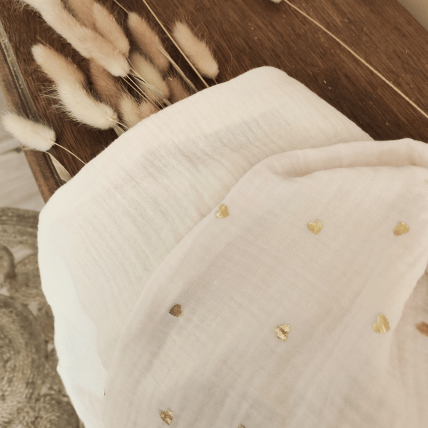 écharpe d'allaitement écru et petits coeurs dorés, pour allaiter partout, cadeau de naissance, cadeau maman, de petits fils et de coton