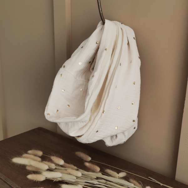écharpe d'allaitement écru et petits coeurs dorés, pour allaiter partout, cadeau de naissance, cadeau maman, de petits fils et de coton