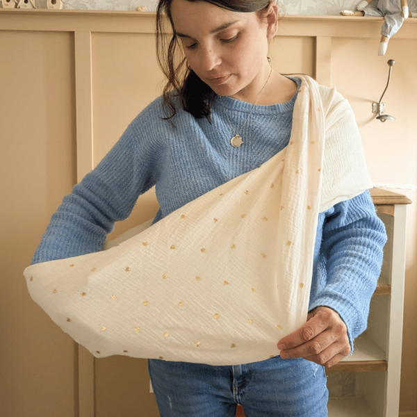 écharpe d'allaitement écru et petits coeurs dorés, pour allaiter partout, cadeau de naissance, cadeau maman, de petits fils et de coton