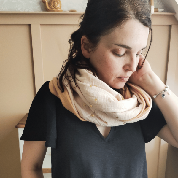 écharpe d'allaitement coeurs dorés ocre, accessoire personnalisé pour que les mamans puissent allaiter leur bébé partout, de petits fils et de coton