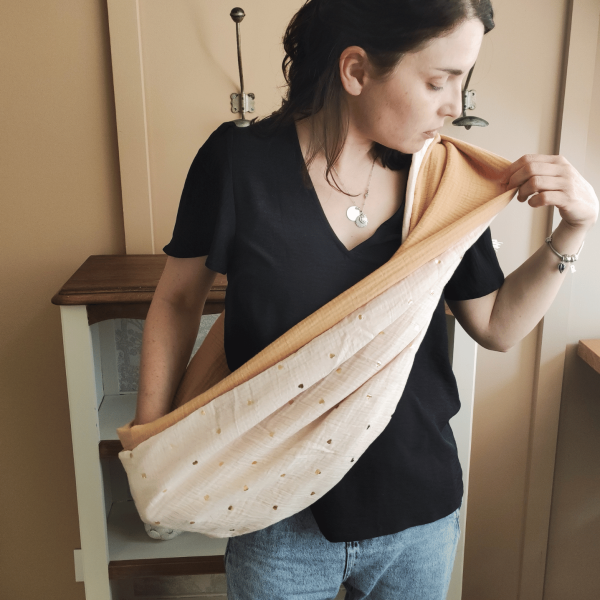 écharpe d'allaitement cœurs dorés et ocre, pour allaiter bébé partout, de petits fils et de coton