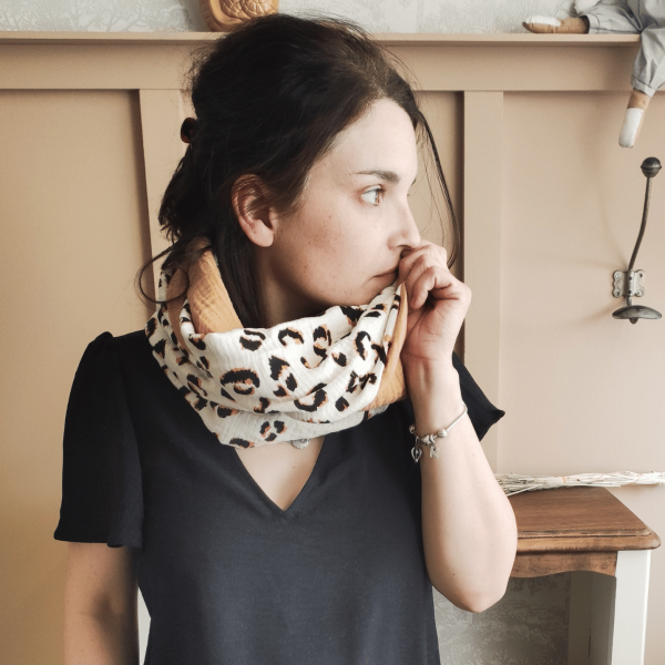 écharpe d'allaitement léopard ocre, accessoire personnalisé pour que les mamans puissent allaiter leur bébé partout, de petits fils et de coton