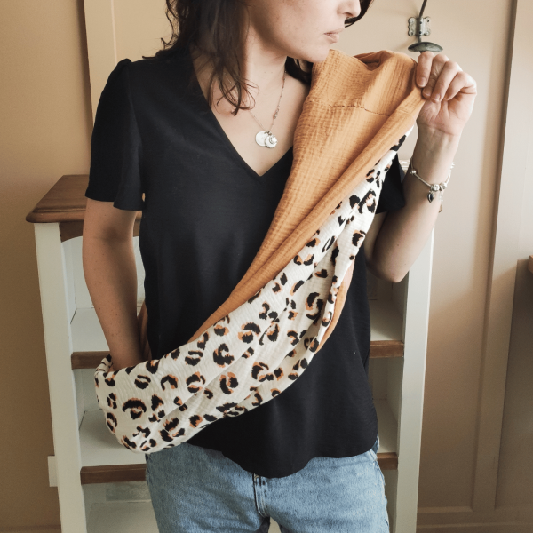 écharpe d'allaitement léopard ocre, accessoire personnalisé pour que les mamans puissent allaiter leur bébé partout, de petits fils et de coton