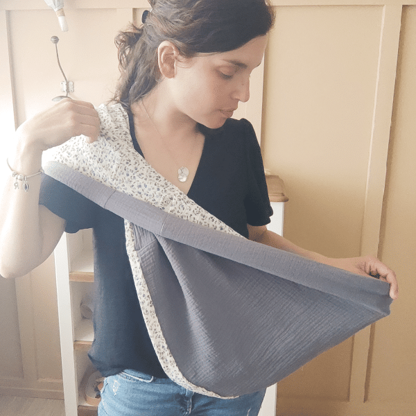 écharpe d'allaitement bleue à fleurs pour allaiter partout ton bébé, de petits fils et de coton