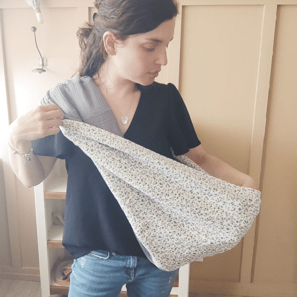 écharpe d'allaitement bleue à fleurs pour allaiter partout ton bébé, de petits fils et de coton