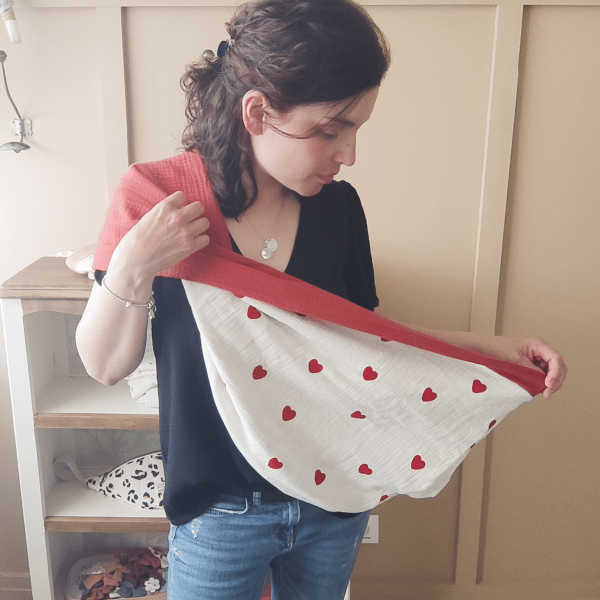 écharpe d'allaitement coeurs rouges pour allaiter partout ton bébé, de petits fils et de coton