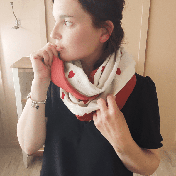 écharpe d'allaitement coeurs rouges pour allaiter partout ton bébé, de petits fils et de coton