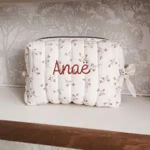 trousse de toilette matelassée fleurs écru et personnalisée en gaze de coton, pour un cadeau de naissance, de petits fils et de coton