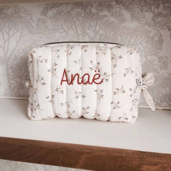trousse de toilette matelassée fleurs écru et personnalisée en gaze de coton, pour un cadeau de naissance, de petits fils et de coton